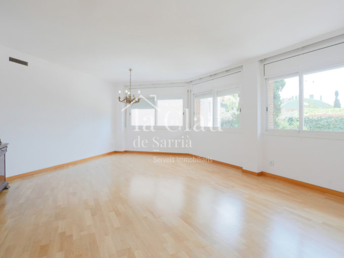 ¡Fantástico y luminoso piso esquinero de 4 habitaciones en el corazón de Sarrià! .  